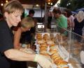 Bild: mmj
Seit Jahrzehnten hat die Schönseer Kolpingfamilie beim Bürger- und Seefest mit einem Imbissstand einen festen Platz. Auch bei der Neuauflage am letzten Juli-Wochenende sind die Mitglieder wieder mit dabei.