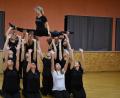 Bild: exb/Michael Welnhofer
Kollegin Lucia Seebauer (unten knieend, Zweite von rechts) ersetzte bei einem Training der AWO-Tanzgruppe Grün-Weiß eine Tänzerin der Ü-15-Gruppe. Dabei merkte sie, was zunächst einfach aussieht, ist harte Arbeit.