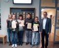 Bild: Realschule im Stiftland/exb
Die am Medientutoren-Projekt beteiligten Schüler zusammen mit Schulleiter Stephan Drexler und Betreuungslehrerin Franziska Gradl.