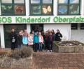 Bild: Mädchenrealschule Waldsassen/exb
Beim Besuch im SOS-Kinderdorf überreichten die Realschülerinnen an Einrichtungsleiter Holger Hassel (links) auch eine Spende.