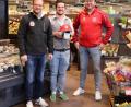 Bild: agr
Rewe-Markt-Geschäftsführer Fabian Dengscherz (Mitte) übernimmt die Schirmherrschaft beim FC-Hallenturnier.