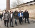 Bild: Gabi Schönberger
Thorsten Glauber (Zweiter von rechts) bekommt von Bernhardt Pscheidt (Mitte) erklärt, in wie vielen Bereichen die Altlasten aus Hütten und Kaminen wie dem von Beyer & Co. in Altenstadt Spuren hinterlassen haben.