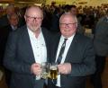 Bild: Portner
Zwei Bürgermeister die sich verstehen: Heinz Weigl (rechts) stößt mit Frank Tröger aus Raschau-Markersbach beim Neujahrsempfang in der Grenzlandkaserne auf das Jubiläum „30 Jahre Städtepartnerschaft“ an.
