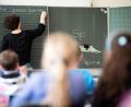 Symbolbild: Sebastian Gollnow
Besonders ältere Lehrer an Grund- und Mittelschulen sind von den Maßnahmen des Kultusministeriums betroffen.