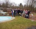 Bild: stn
Am Planschbecken muss es wieder Platz für eine Liegewiese geben, wünschen sie viele junge Mütter im Gespräch mit den Freien Wählern. Die Senioren-Fitnessgeräte seien dort fehl am Platz.