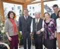 Bild: fz
Tochter Christine, Schwiegersohn Horst, Ehefrau Marianne (von rechts) sowie Gemeindereferentin Gabriele Sieder und Bürgermeister Karlheinz Budnik gratulieren Emmeram Merther zum 90. Geburtstag.