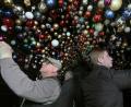 Bild: Wolfgang Steinbacher
Eigentlich schade – aber die Weihnachtszeit ist an Lichtmess zu Ende gegangen. Wilhelm Koch (links) und einige Helfer haben deshalb jetzt den Kugel-Himmel in der Asphaltkapelle Etsdorf wieder abgenommen.
