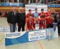 Bild: BFV
Der FC Augsburg ist Bayerischer Futsal-Meister bei den U15-Junioren. Ins Halbfinale zogen die bayerischen Schwaben nur ein, weil sie sich durch einen Treffer 14 Sekunden vor dem Ende mit 2:1 gegen die SpVgg SV Weiden behaupteten.