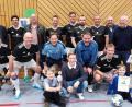 Bild: Karl-Heinz Grollmisch
Dieses Mal klappte es für die "Käfer und Humml Allstars"; als Vize-Meister 2019 setzten sie sich im 16-er Starterfeld durch und holten sich heuer den Stadtmeistertitel samt Urkunde und Pokal. Die Siegerehrung nahmen Oberbürgermeister Michael Cerny (hinten, links), der Vorsitzende des Stadtverbandes für Sport Norbert Fischer (hinten, rechts) und für den ausrichtenden Verein, der Schiedsrichtergruppe, Obmann Thomas Gebele (hinten, Zweiter von rechts) vor.