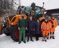 Bild: mmj
Bürgermeisterin Birgit Höcherl und Mitarbeiter des Bauhofs erhalten bei der Übergabe des neuen Allzweckfahrzeugs technische Erläuterungen durch Christoph Nißl (Baywa Winklarn) und Verkaufsleiter Tobias Ostermaier (von links).