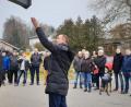 Bild: wec
Die CSU-Mitglieder in Pittersberg machen sich beim Bushäuschen ein Bild der Lage: Es schützt unter anderem nicht ausreichend vor Wind und Wetter.