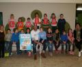 Bild: fpoz
Unser Bild zeigt die Abordnung der Schülerinnen und Schüler mit Lehrerin Maria Fritsch (links), Schulleiterin Petra Andritzky (rechts) und Timo Holub (Bildmitte) von der Hilfsorganisation.