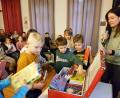Bild: ü
Kinderbuchautorin Isabel Abedi hat für Zweit- bis Viertklässler der Kirchenthumbacher Grundschule viele tolle Bücher dabei.