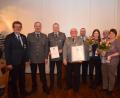 Bild: bnr
Die Soldaten- und Kriegerkameradschaft Altendorf ehrt verdiente Vereinsmitglieder. Auszeichnungen erhielten (mit Urkunde von links) Alois Prey, Johann Lottner und Josef Fischer. Melanie Fischer und Rosina Fischer wurde mit Blumen gedankt. Zur Auszeichnung gratulierte die Führungsmannschaft der SKK und Bürgermeister Georg Köppl.