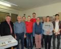 Bild: bey
Zweiter Bürgermeister Erich Sperber (links) und Stadtrat Werner Sauer (rechts) leiten die Neuwahlen. Neuer Vorsitzender ist Heinrich Bergler, neuer 2. Vorsitzender Michael Müller, als Schriftführer wurde Georg Forster, als Kassiererin Heidi Schinnner und als Jugendleiter Konstantin Köferl (vordere Reihe von links) wieder gewählt. Beisitzer sind Erhard Stark, Reinhard Lehner und Holger Schinner (hintere Reihe von links).