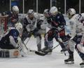 Bild: gb
Endstation für Marco Habermann und Marco Pronath (links) beim Lindauer Keeper Lucas di Berado: Die Blue Devils verloren mit 6:7 nach Verlängerung.