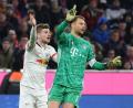 Bild: Sven Hoppe/dpa
Wer wird Deutscher Meister? Bayern-Kapitän Manuel Neuer (rechts) und Timo Werner sind sich nicht nur bei dieser Frage uneins.