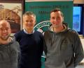 Bild: exb
Rainer Fachtan, der Sportliche Leiter des SV Mitterteich, freut sich über die Vertragsverlängerung von Thomas Wildenauer (links) und Kapitän Manuel Dürbeck.