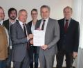 Bild: sfo
Bürgermeister Alfred Stier, Regionalmanager der Ikom Stiftland Markus Frank, ALE-Behördenleiter Thomas Gollwitzer, Assistentin Stefanie Bäuml, Ikom-Verbandsvorsitzender Roland Grillmeier und Ikom-Geschäftsführer Wolfgang Kaiser (von links) bei der Überreichung des Förderbescheids.