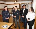 Bild: bjp
BRK-Bereitschaftsvorsitzender Thomas Rauch (Dritter von links) dankt Feuerwehrkommandanten Andreas Kneidl (links) für dessen Angebot an die Rotkreuzgruppen, die leer stehende Hausmeisterwohnung im Feuerwehrhaus zu nutzen. Mit im Bild sind (von rechts) Jugendbereitschaftssprecherin Lisa-Marie Bräu, BRK-Kreisgeschäftsführer Sandro Galitzdörfer, Stadtrat Bernhard Stangl. Zweite von links: Stadträtin Sabine Eichermüller.