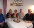 Bild: rn
Mit ihren Kindern Monika und Erwin stößt Barbara Gradl (Dritte von links) auf ihren 80. Geburtstag an. Bürgermeister Peter Lehr (links) und Seniorenbeauftragter Udo Müller (rechts) überbringen die Glückwünsche der Stadt.