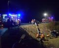 Bild: mde
Stark beschädigt kommt das Auto neben der Böschung zum Stillstand. Zuvor rauschte der alkoholisierte Fahrer mit dem Auto über den dortigen Kreisverkehr und riss die Schutzleitplanke mit die Böschung hinab.