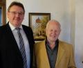 Bild: Stefanie Gradl
Bürgermeister Hans-Martin Schertl (links) gratuliert dem Jubilar Horst Bär zum 80.Geburtstag.