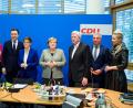 Bild:  Gregor Fischer/dpa
Die Führungsspitze der CDU: Bundeslandwirtschaftsministerin Julia Klöckner (von links), Generalsekretär Paul Ziemiak, Generalsekretär, Parteichefin Annegret Kramp-Karrenbauer, Bundeskanzlerin Angela Merkel, der hessische Ministerpräsident Volker Bouffier, der baden-Württemberger Landeschef Thomas Strobl udn die Vizevorsitzende Silvia Breher.
