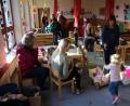 Bild: sne
Beim Tag der offenen Tür im Hüttener Kindergarten nehmen die Jungen und Mädchen mit ihren Eltern die Einrichtung genau unter die Lupe.