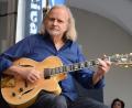 Bild: Michael Scheiner 
Der Regensburger Gitarrist Helmut Nieberle ist mit 63 Jahren an Krebs verstorben.