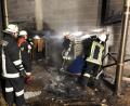 Bild: egl
Die Einsatzkräfte der Feuerwehr bekamen den Brand in der Feldscheune rasch unter Kontrolle.