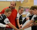 Bild: ham
Trainer Karl Söllner (im roten Pulli/Archivbild aus dem Spiel gegen Erlangen-Bruck) war mit der Einstellung gegen die HSG Pyrbaum/Seligenporten sehr zufrieden.