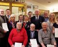 Bild: rha
Die Wasserwacht-Ortsgruppe Vilseck-Sorghof zeichnet langjährige Mitglieder aus (sitzend, von links): Karl Federer, Adam Göppner und Bernhard Göppner; stehend (von links): Wilhelm Ertl, Bürgermeister Hans-Martin Schertl, stellvertretende Vorsitzende Tanja Eglmeier, technischer Leiter Anton Wiesnet, Jugendleiterin Maria Honig, Christopher Fenk, Vorsitzender Franz Kurz, Gerhard Preuß, Lisa Meiler und Regina Preuß.