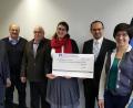 Bild: exb/Elke Pitzl 
Einen Scheck über 2500 Euro überreichten Vertreter der Raiffeisenbank an die Dorfhelferinnen.