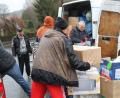 Bild: prh
Die neun Helfer der Christlichen Kinderhilfe Rumänien mussten beim Ausladen der Sachspenden kräftig zupacken. Die Organisatoren hoffen auch heuer auf viele Spenden, die sie dann nach Rumänien transportieren können.
