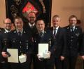 Bild: cro
Für 25 Jahre aktiven Dienst erhalten Manuel Högen (Vierter von links) und Matthias Frischholz (Sechster von links) die silberne Ehrennadel von Landrat Andreas Meier (Fünfter von links)..
