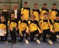 Bild: Klaus Meier
A-Junioren-Landkreismeister JFG Obere Vils 08 mit (hinten von links) Vilsecks Bürgermeister Hans-Martin Schertl sowie Sophie Ibler und Robert Graf von der Sportförderung des Landratsamtes Amberg-Sulzbach.