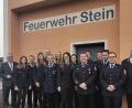 Bild: slh
Christian Schmid und Lisa Demleitner (Bildmitte vorne) führen die nächsten drei Jahre die Feuerwehr Stein als Vorsitzende. Bürgermeister Richard Tischler (rechts im Bild) gratulierte auch im Namen der Stadt Pfreimd.