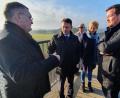 Bild: exb
Unten brettert der Verkehr über die A93 bei Rothenstadt, oben diskutieren (von links) der Präsident der Autobahndirektion Nordbayern, Reinhard Pirner, mit Bürgermeister Jens Meyer und Abgeordneter Uli Grötsch (rechts) über Lärmschutz.