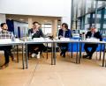 Bild: Hösamer
"Fußball und Rassismus" war das Thema der Podiumsdiskussion mit Jahn-Spieler Oliver Hein (von links), Jahn-Geschäftsführer Christian Keller, Moderator Thomas Muggenthaler, Organisator und Günter Kohl und Johannes Lauer, Mitarbeiter der KZ-Gedenkstätte Flossenbürg. Über 150 Schüler des Beruflichen Schulzentrums Oskar-von-Miller hörten in der Aula zu.