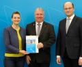 Bild: sön
Gemeinsam mit Finanzminister Albert Füracker (rechts) überreichte Digitalministerin Judith Gerlach den Förderbescheid „Digitales Rathaus“ an Bürgermeister Markus Dollacker (von links).
