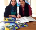 Bild: exb
Martina Grim und Tanja Ficht (von links) von der Nabburger Volkshochschule blättern im neuen Programmheft.