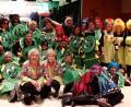 Bild: dod
Die Harlekins, die Raupe Nimmersatt, die Schmetterlinge und die gelben Clowns freuen sich über ihre Preise bei der Maskenprämierung.