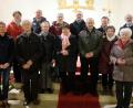 Bild: ohr
Pfarrer Heinrich Rosner (hinten rechts) zelebrierte in der St.- Barbara-Kirche Stulln einen Dankgottesdienst für Ehepaare aus der Pfarreiengemeinschaft Schwarzenfeld/Stulln.