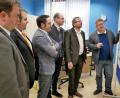 Bild: exb
Schulleiter German Helgert stellte Hermann Schraml, Ely Eibisch, Tobias Gotthardt, Dominik Kugler und Markus Lehner (von rechts) die Planungen für die neue Realschule vor.