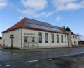 Bild: kgg
Der Schriftzug "Stadthalle" an der früheren Städtischen Turnhalle an der Egerer Straße in Waldsassen ist am Dienstag montiert worden.