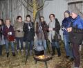 Bild: soj
CSU-Vorsitzender Wolfgang Söllner (links) servierte den Mitgliedern der Frauen-Union am offenen Feuer die Feuerzangenbowle. FU-Vorsitzende Petra Becher (Fünfte von links) bedankte sich für die Spende.