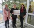 Bild: jzk
Ilse Brandl (Mitte) bedankte sich bei Rektorin Christine Wiesend (links) und Damaris Bergemann (rechts) für die Spende zugunsten des Kinderheimes in Shillong.