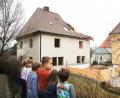 Bild: JOCHEN NEUMANN 
ERBENDORF
Den Abbruch des Schwesternhauses beim katholischen Pfarrhof können die Kinder des St. Elisabeth-Kindergartens aus nächster Nähe verfolgen..