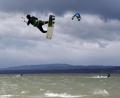 Bild: Ursula Düren/dpa
Kitesurfer fliegen während des Sturmtiefs "Sabine" über den wellenreichen Ammersee.